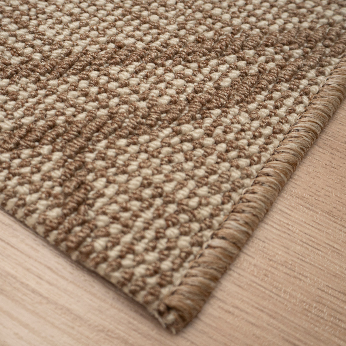 kumipohjainen matto ulpu beige lähikuva