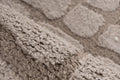 yksivärinen beige lyhytnukkainen matto lotus lähikuva