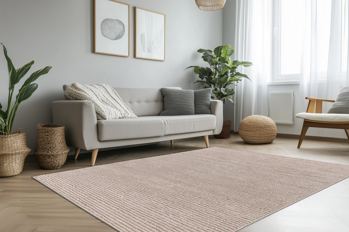 lyhytnukkainen beige matto olohuoneeseen sisustuksessa