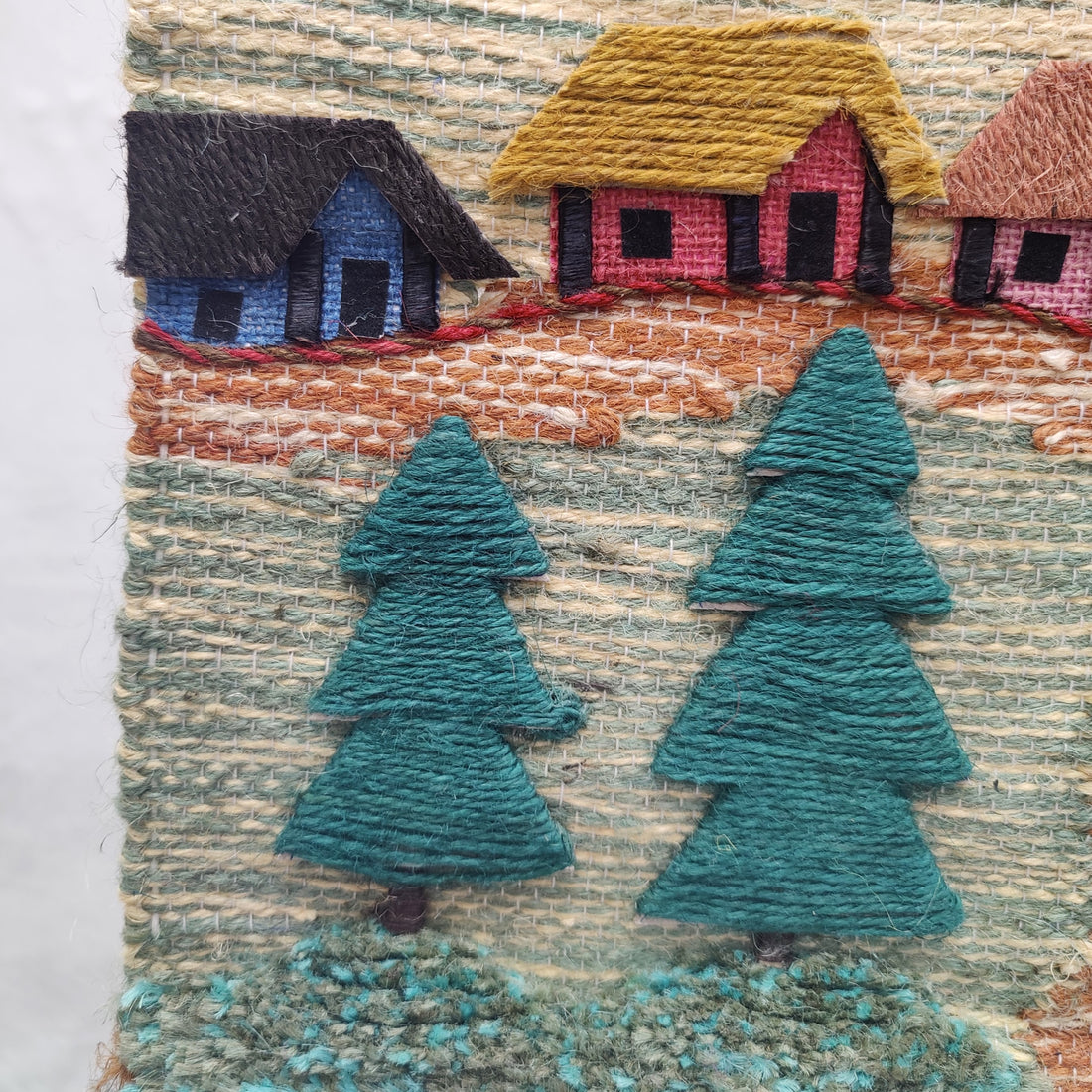 Seinävaate Keskellä kylää 75 cm x 68 cm