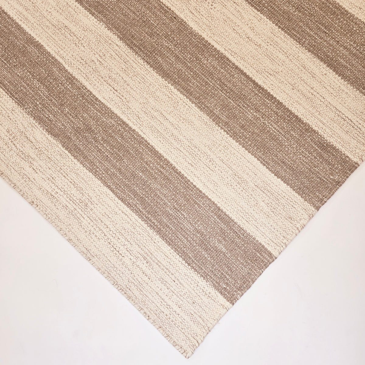 villamatto stripes beigen kulma läheltä