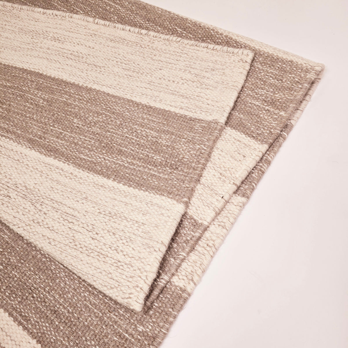 villamatto stripes beige taitettuna